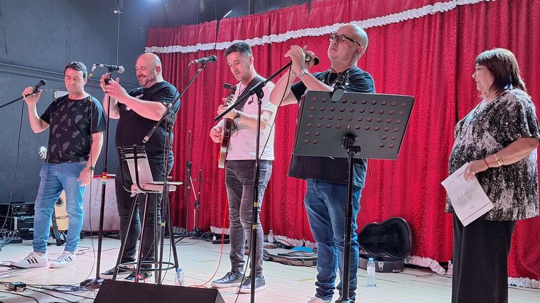 FOTO: Cinco Sentidos llenó de música El Nuevo Aljibe en una gran noche de peña