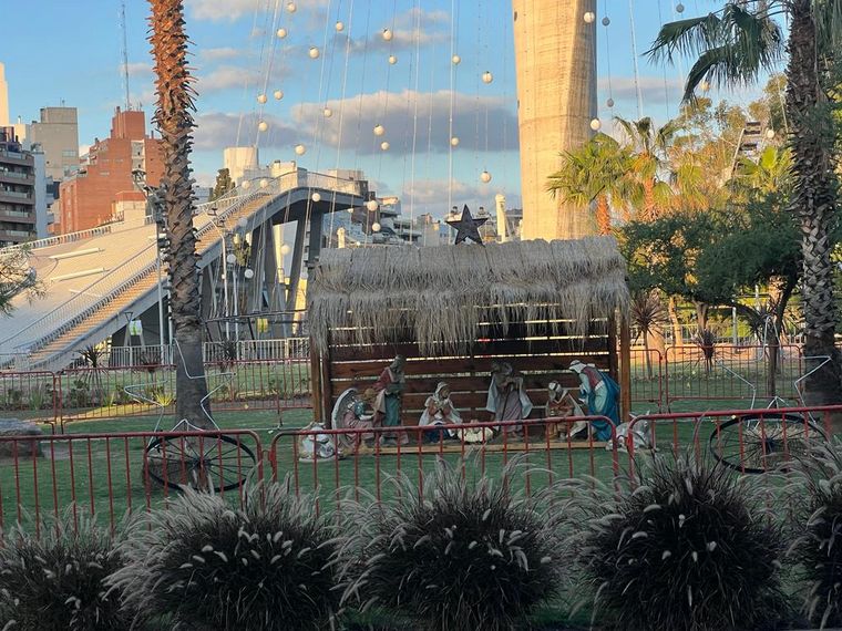 El árbol de Navidad en el Faro del Bicentenario se encendió este viernes