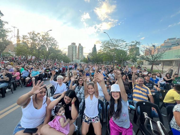 El árbol de Navidad en el Faro del Bicentenario se encendió este viernes