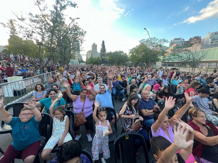 El árbol de Navidad en el Faro del Bicentenario se encendió este viernes
