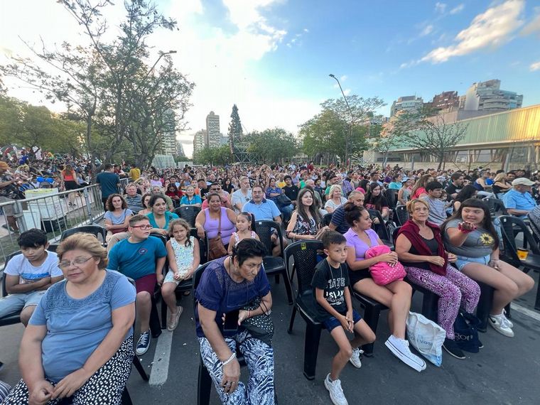 El árbol de Navidad en el Faro del Bicentenario se encendió este viernes