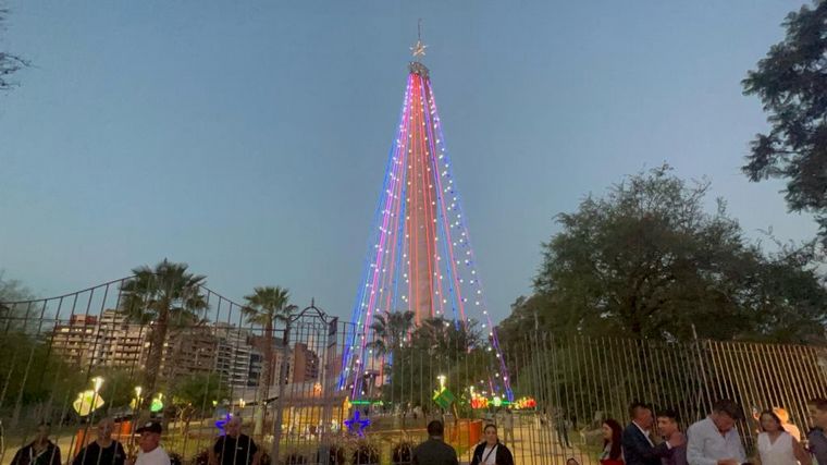 El árbol de Navidad en el Faro del Bicentenario se enciende en Córdoba