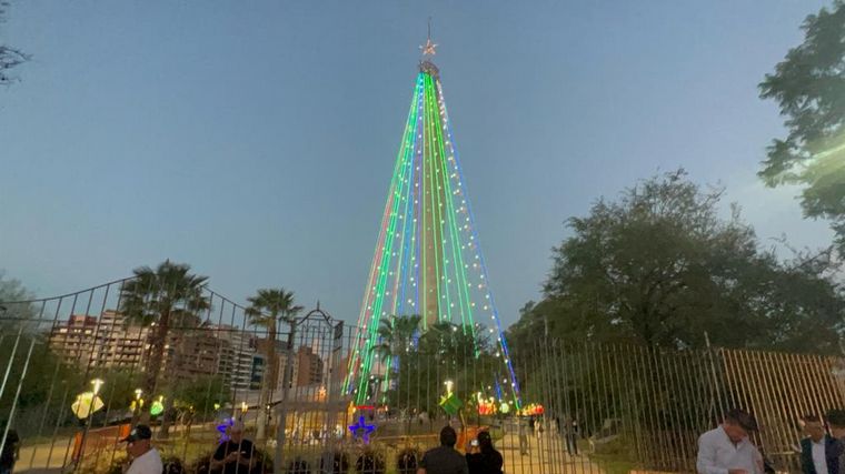 El árbol de Navidad en el Faro del Bicentenario se enciende en Córdoba