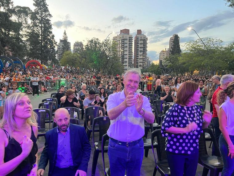 El árbol de Navidad en el Faro del Bicentenario se enciende en Córdoba