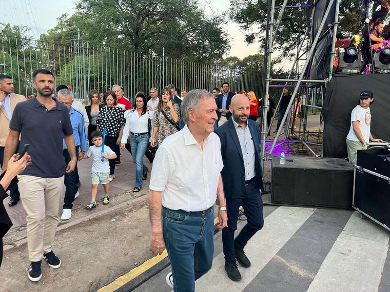 El árbol de Navidad en el Faro del Bicentenario se encendió en Córdoba