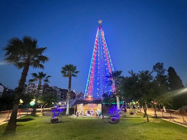 FOTO: El árbol de Navidad en el Faro del Bicentenario se encendió en Córdoba