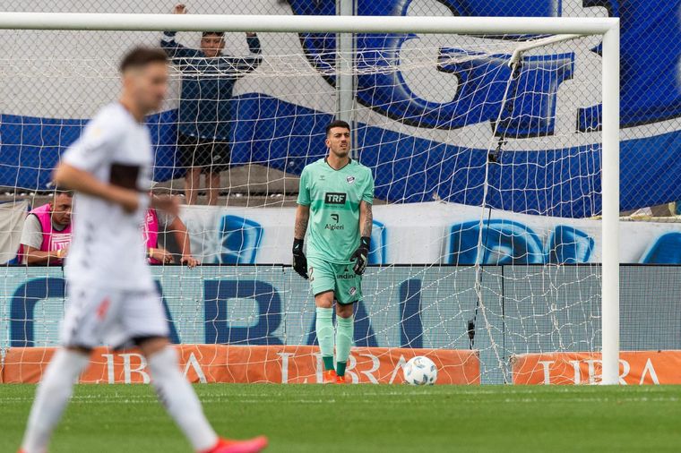 FOTO: Macagno, la figura de Platense en las semis.