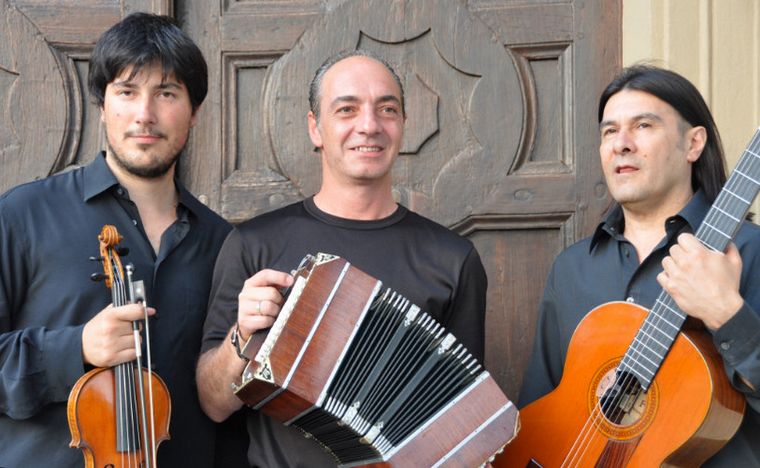 FOTO: Con el trío "Che Tango", a la izquierda, su hijo Lautaro