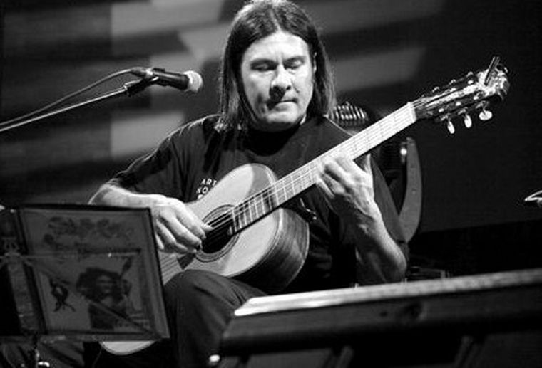 Un argentino lleva 40 años compartiendo música latinoamericana y andina en Turín