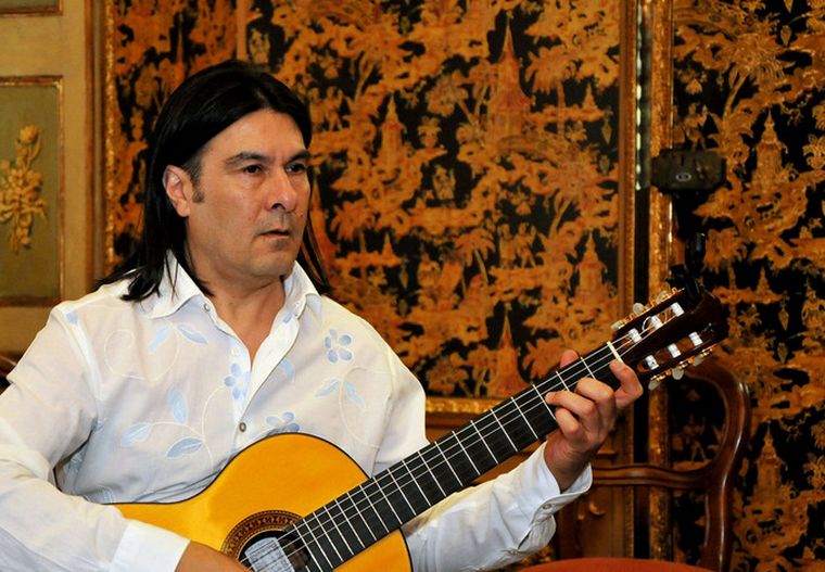 FOTO: Un argentino lleva 40 años compartiendo música latinoamericana y andina en Turín