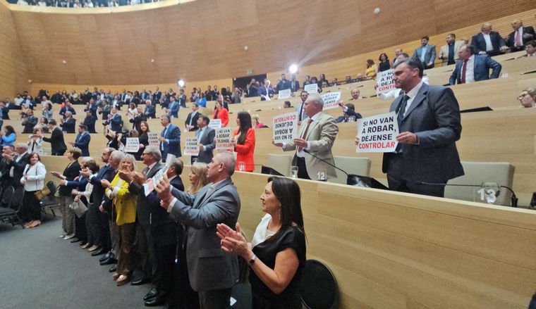 Martín Llaryora asumió como gobernador de Córdoba ante la Asamblea Legislativa.