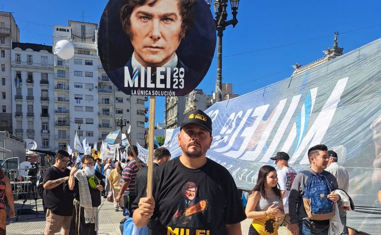 FOTO: La militancia le puso color y consignas a la asunción de Javier Milei.