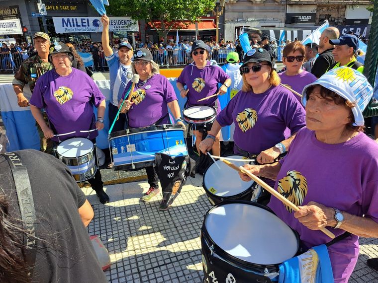 La militancia le puso color y consignas a la asunción de Javier Milei.