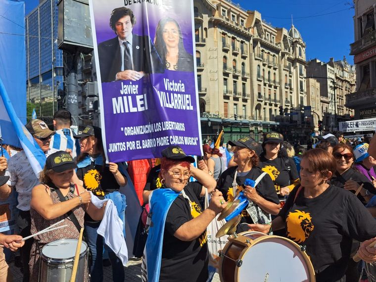 La militancia le puso color y consignas a la asunción de Javier Milei.