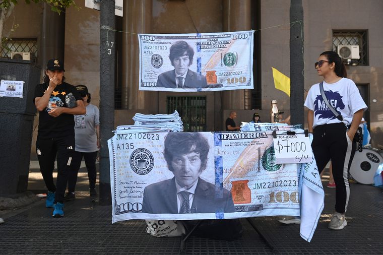 La militancia le puso color y consignas a la asunción de Javier Milei.