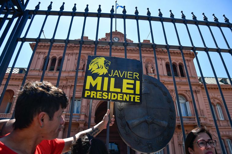 Militantes de Milei pusieron color en las afueras del Congreso y la Casa Rosada.