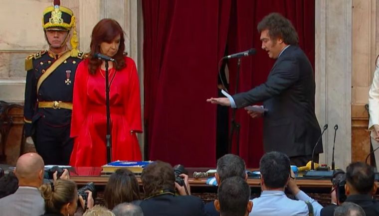 FOTO: Cristina Kirchner le tomó juramento a Javier Milei
