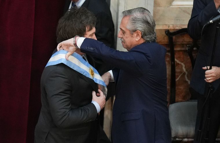 FOTO: Alberto Fernández le entregó los atributos presidenciales a Javier Milei.
