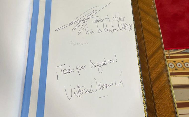 Milei sorprendió con su firma en el libro de honor del Congreso.