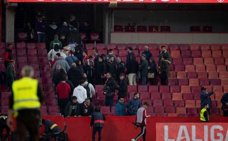 Los hinchas del Granada abandonan el estadio. (Foto:Olé)