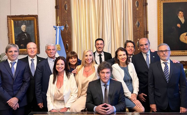 FOTO: Javier Milei junto a sus nueve ministros. 
