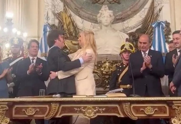 El Presidente, conmovido en el momento de la jura de Karina Milei. 