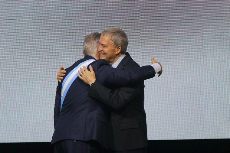 Llaryora recibió los atributos de mando en su San Francisco natal. 