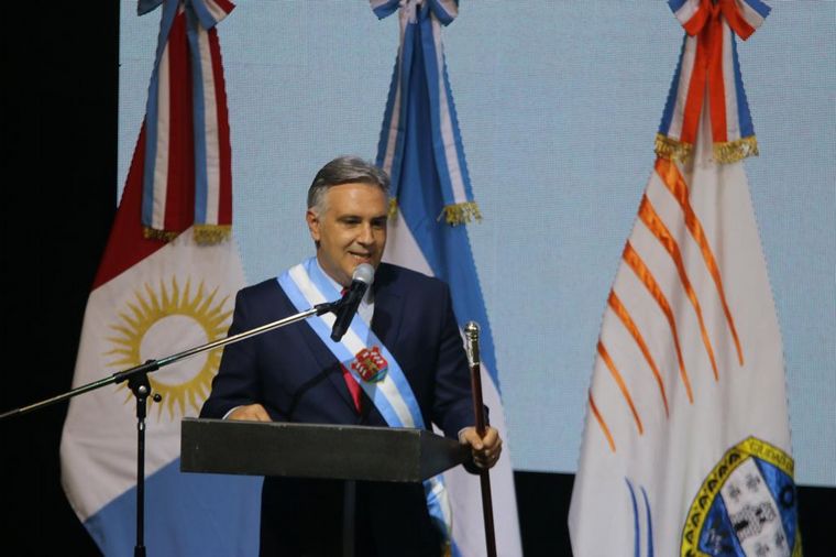 Llaryora recibió los atributos de mando en su San Francisco natal. 