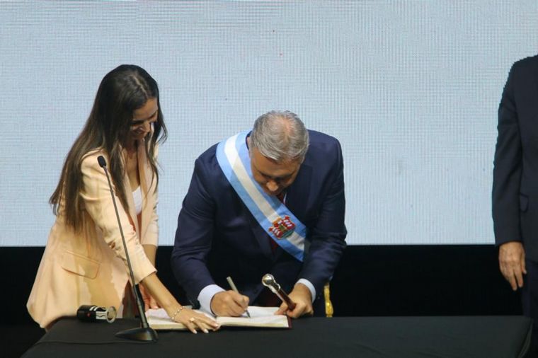 Llaryora recibió los atributos de mando en su San Francisco natal. 