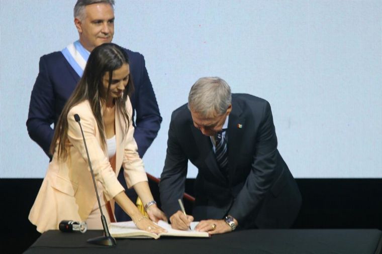 Llaryora recibió los atributos de mando en su San Francisco natal.