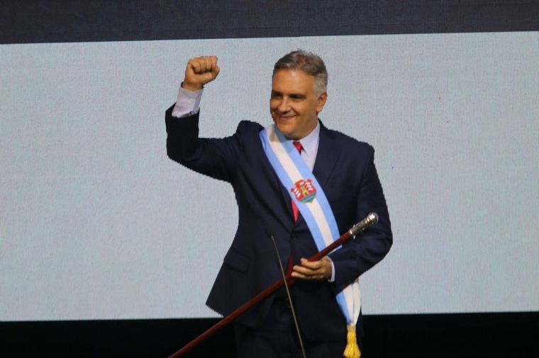 Llaryora recibió los atributos de mando en su San Francisco natal. 