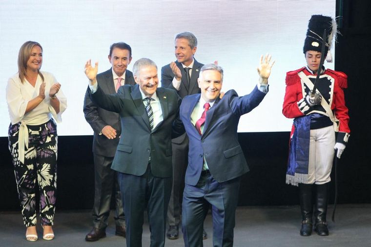 Llaryora recibió los atributos de mando en su San Francisco natal.