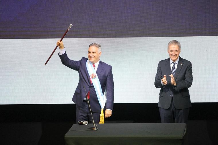 Llaryora recibió los atributos de mando en su San Francisco natal.