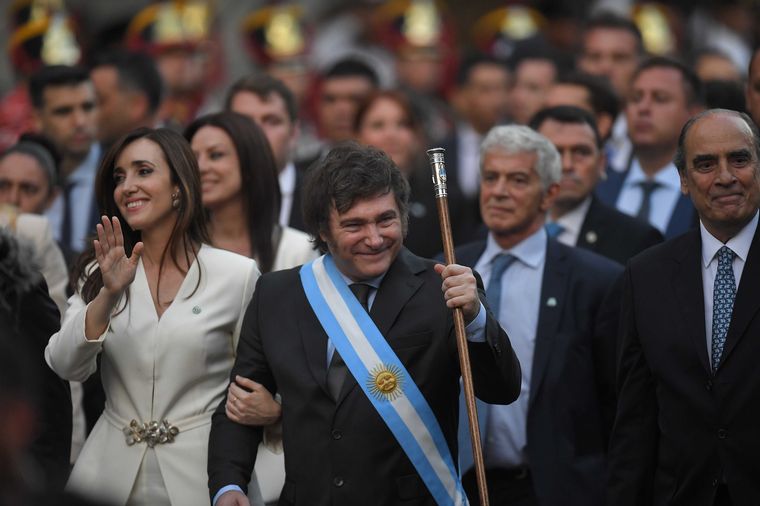 FOTO: Milei y Villarruel, llegando a la Catedral de Buenos Aires. 