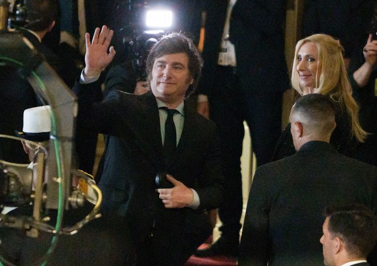 Javier Milei y su hermana, Karina, en el ingreso al Teatro Colón. 