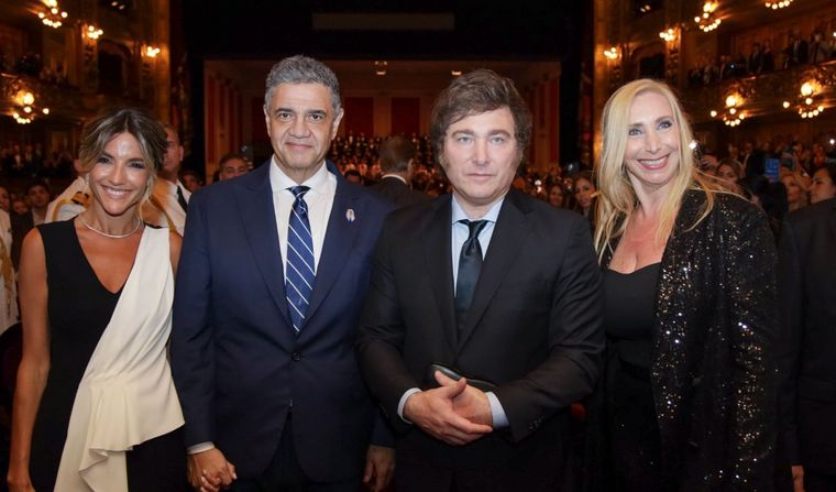 Jorge Macri y su esposa, Belén Ludueña, junto a Javier y Karina Milei en el Colón. 