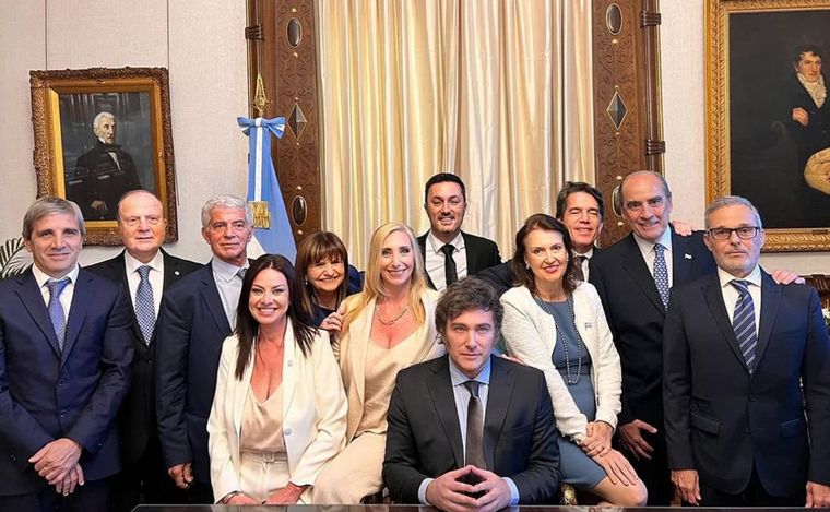 Milei encabeza la primera reunión junto a sus ministros en Casa Rosada