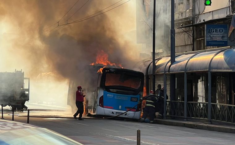 Incendio de un colectivo de Tamse.