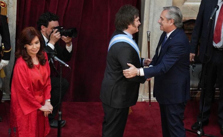 FOTO: Alberto Fernández hace el traspaso de mando presidencial a Javier Milei. (Foto: NA)
