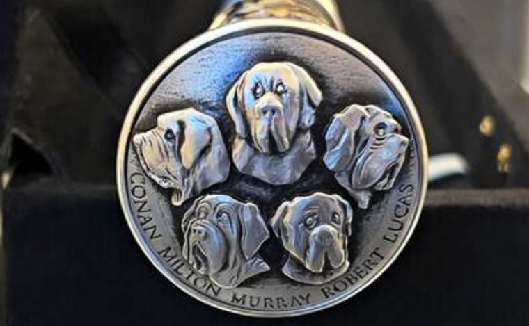 FOTO: Las caras de los perros de Milei en su bastón presidencial.