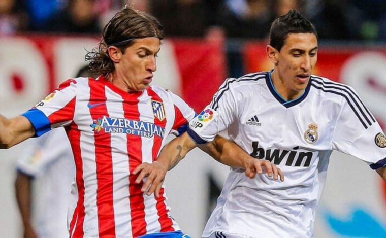 Filipe Luis defendiendo a Di María. (Foto: Selección Argentina)