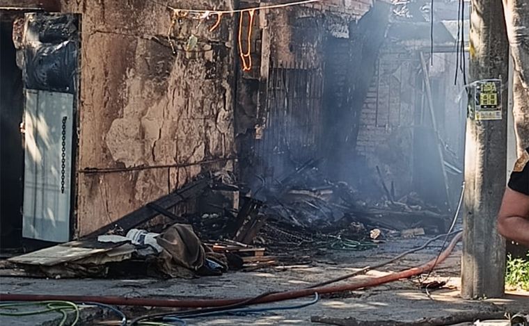 Incendio en una vivienda de zona oeste obligó a evacuar casi media cuadra.
