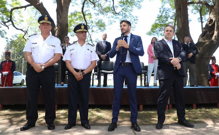 Pullaro dijo que policías volverán a la calle y suspendió tareas administrativas. 