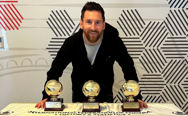 El capitán argentino con sus premios IFFHS