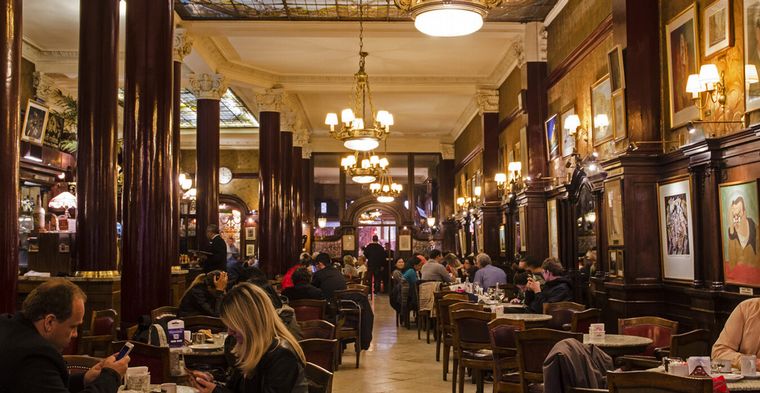 El Café Tortoni refleja el aroma de Buenos Aires y la música del arrabal