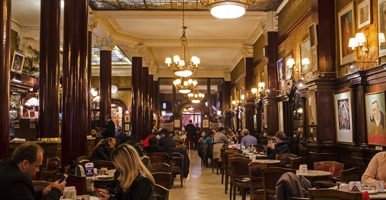 FOTO: El Café Tortoni refleja el aroma de Buenos Aires y la música del arrabal