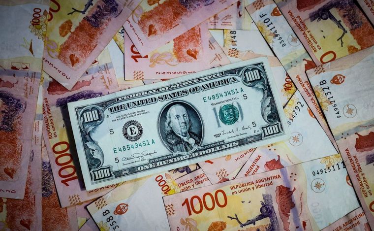 FOTO: Los argentinos buscan conservar el valor de su dinero en un contexto volátil.