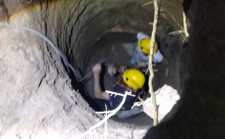 Bomberos Voluntarios rescataron a la víctima del pozo ciego