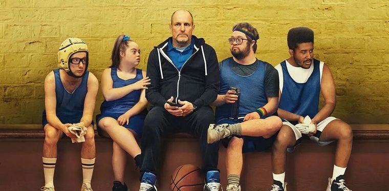 FOTO: Woody Harrelson  en la piel de un entrenador de básquet junto a sus jugadores.