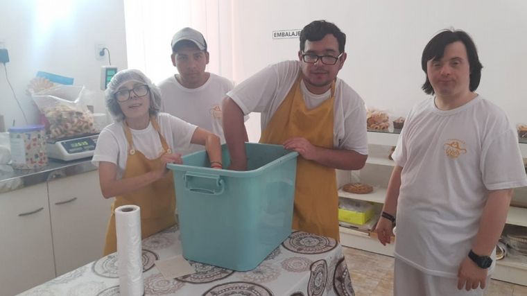 FOTO: Fundación Brisas de Cambio prepara pan dulce y budines para esta Navidad